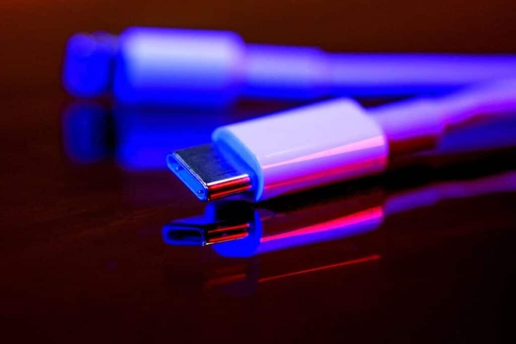 Perché alcune porte USB sono viola? Ecco cosa significano davvero