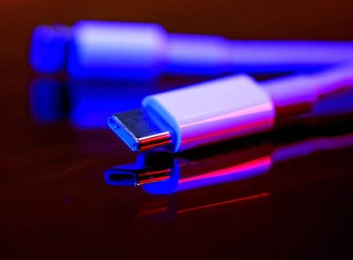 Perché alcune porte USB sono viola? Ecco cosa significano davvero