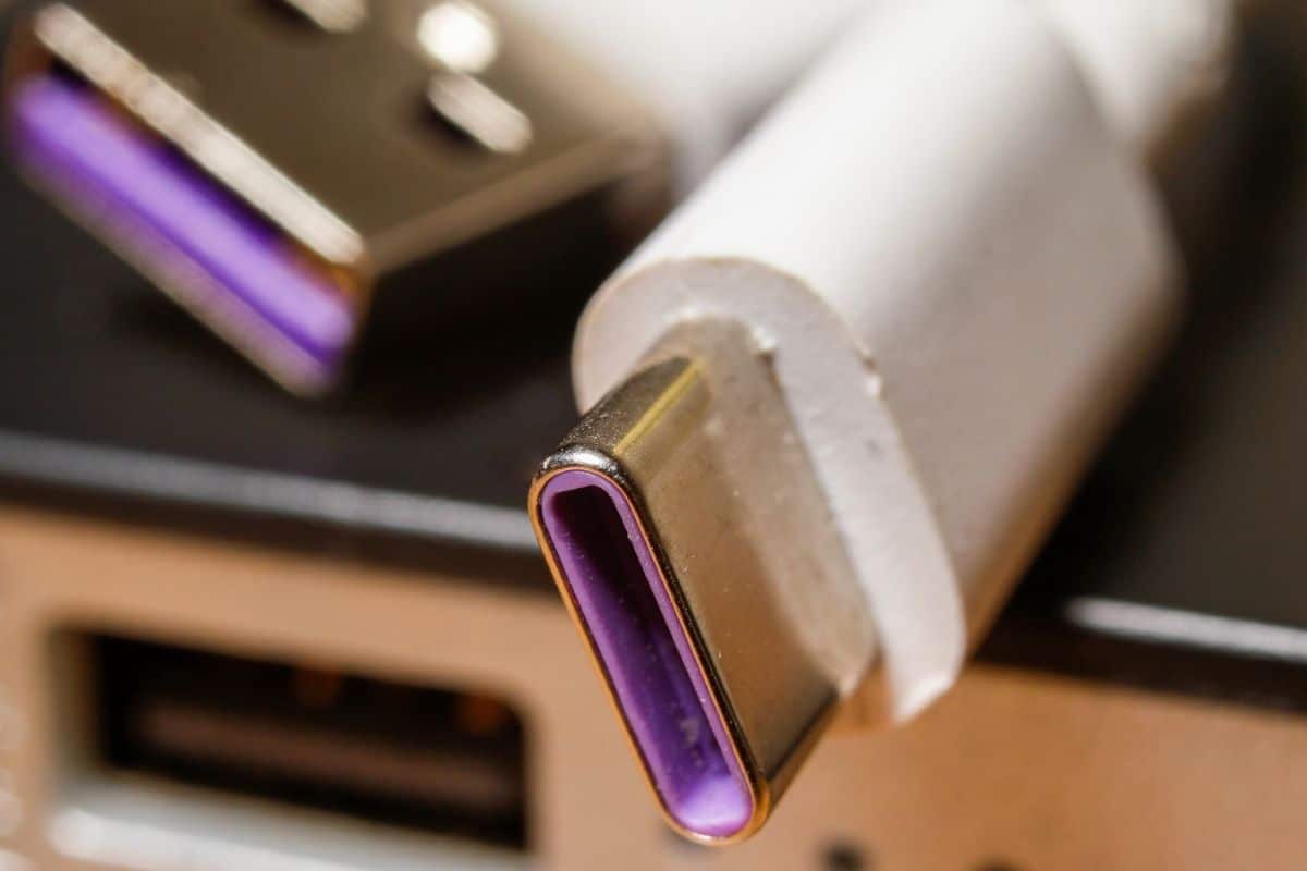 Perché alcune porte USB sono viola? Ecco cosa significano davvero