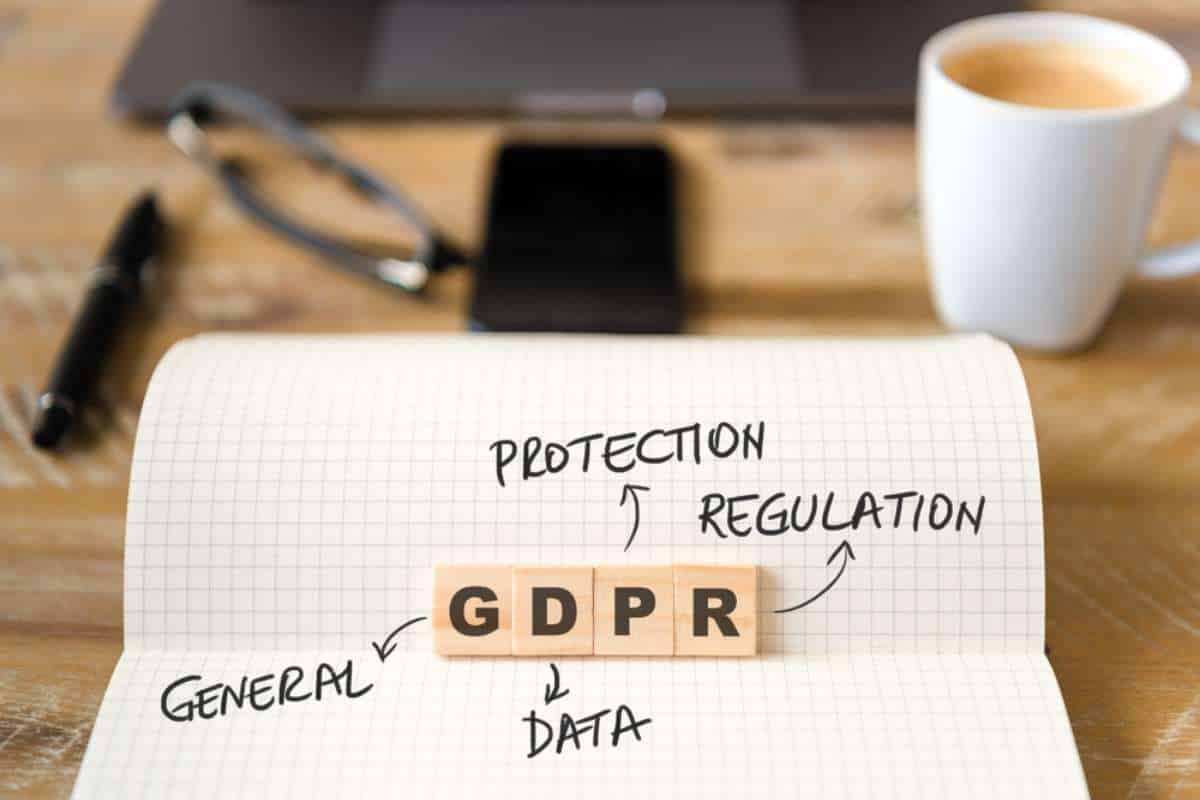 Foglio con tessere che compongono scritta GDPR